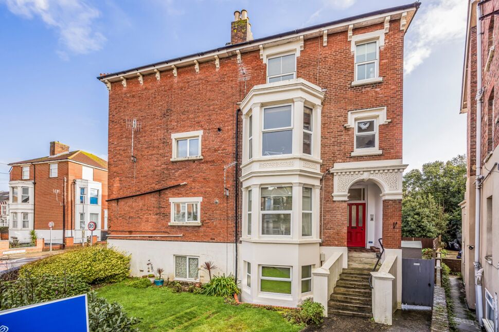 Main image of 1 bedroom Flat for sale, Waverley Road, Southsea, Hampshire, PO5