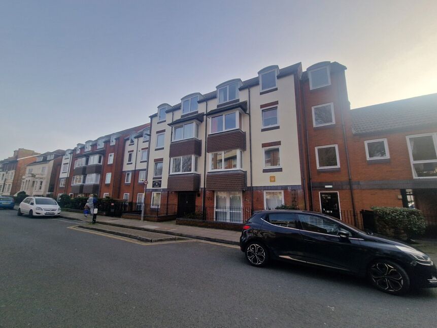 Main image of 1 bedroom Flat for sale, Cottage Grove, Southsea, Hampshire, PO5