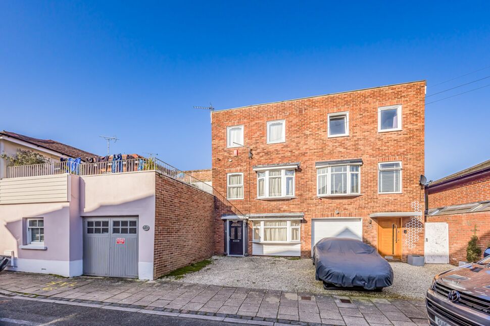 4 bedroom Semi Detached House for sale