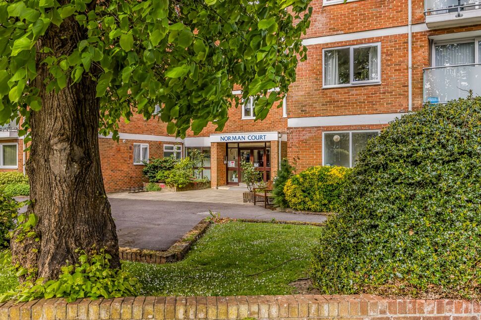 Main image of 2 bedroom Flat for sale, Craneswater Park, Southsea, Hampshire, PO4
