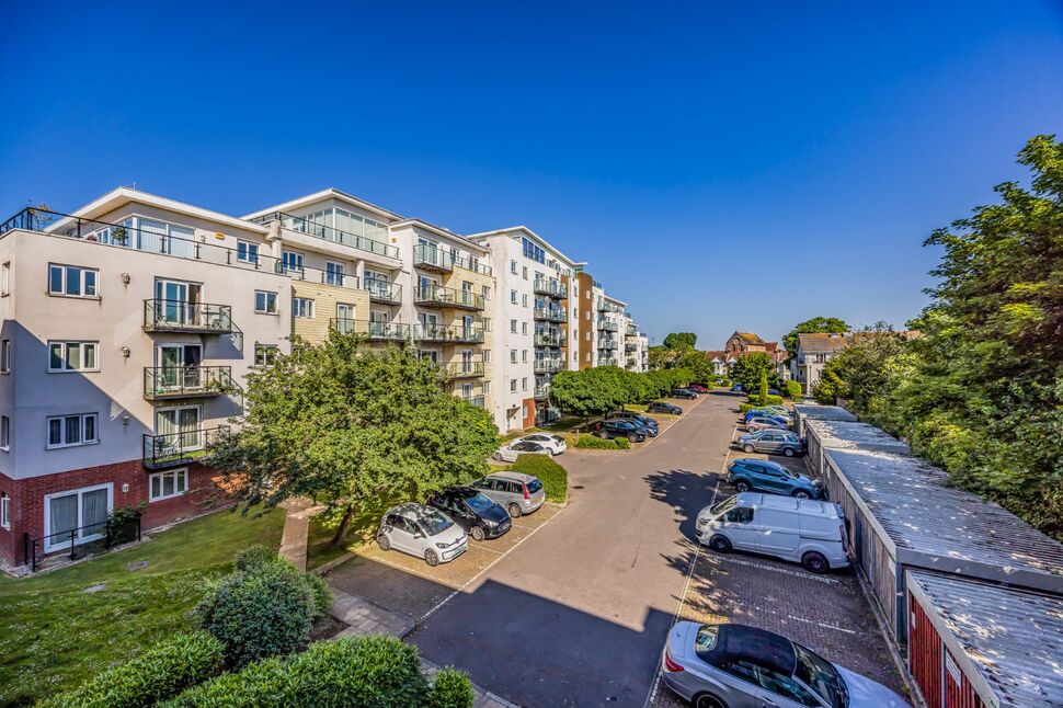 Main image of 2 bedroom Flat for sale, Gisors Road, Southsea, Hampshire, PO4