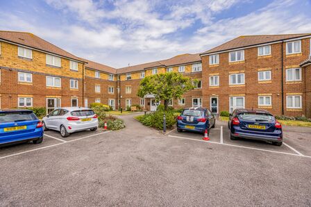 Canberra Court, 1 bedroom Flat for sale, &pound;105,000