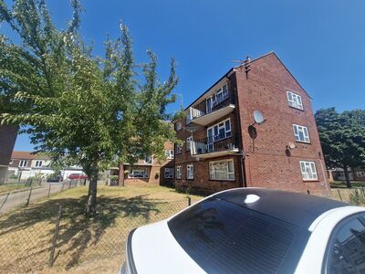 Eastern Road, 3 bedroom Flat for sale, &pound;175,000