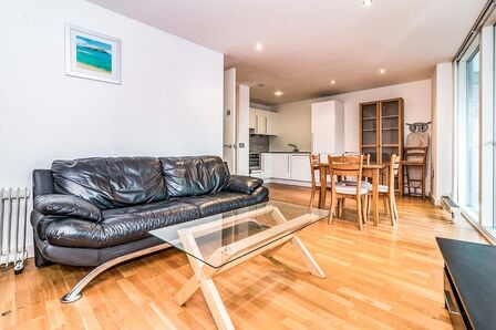 The Quays, 2 bedroom  Flat to rent, £1,200 pcm