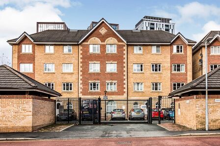 Labrador Quay, 2 bedroom  Flat to rent, £1,250 pcm