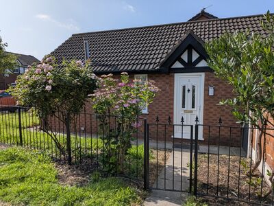 Wythop Gardens, 2 bedroom Detached Bungalow to rent, £1,200 pcm