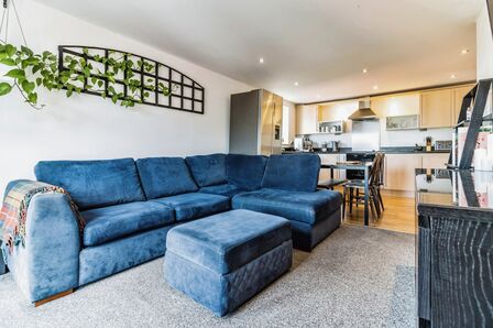 Walker House, 3 bedroom  Flat for sale, £200,000