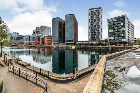 The Quays, 2 bedroom  Flat to rent, £1,300 pcm