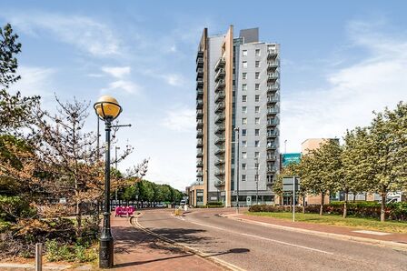 The Quays, 2 bedroom  Flat to rent, £1,400 pcm