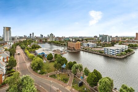 The Quays, 2 bedroom  Flat to rent, £1,400 pcm