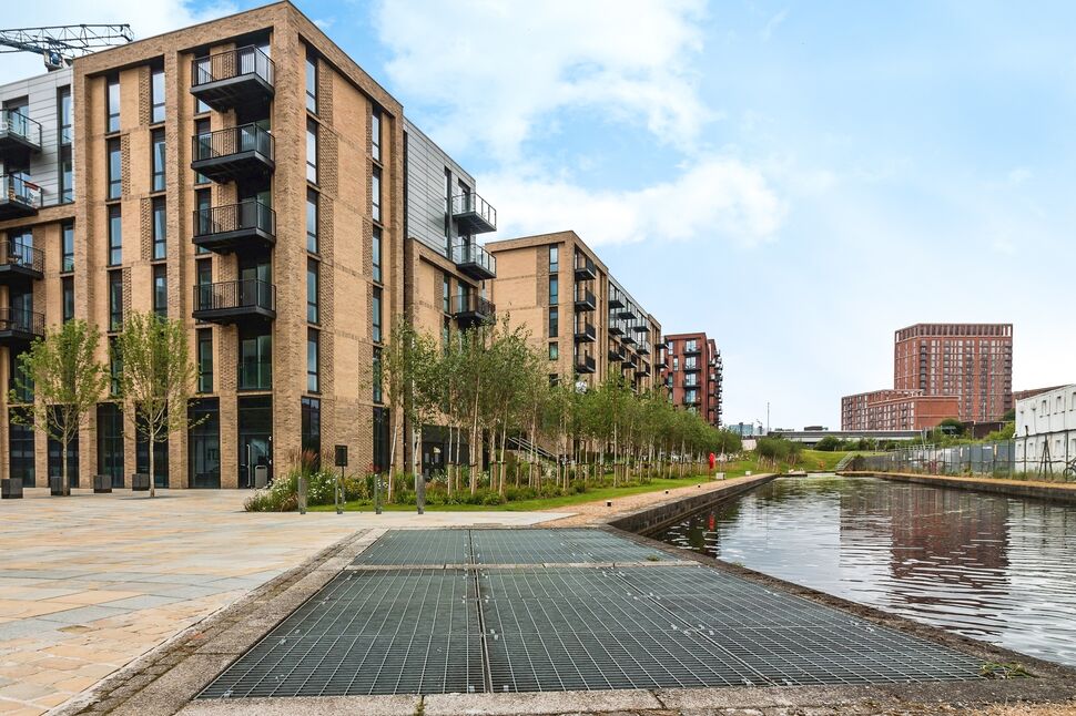 Main image of 2 bedroom Flat for sale, Lockside Lane, Salford, M5