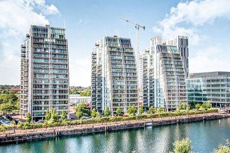 The Quays, 2 bedroom  Flat to rent, £1,250 pcm