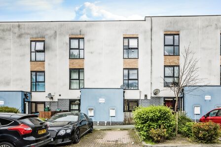 Groves Avenue, 3 bedroom Mid Terrace House for sale, £290,000