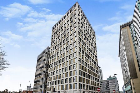 Red, 1 bedroom  Flat for sale, £190,000