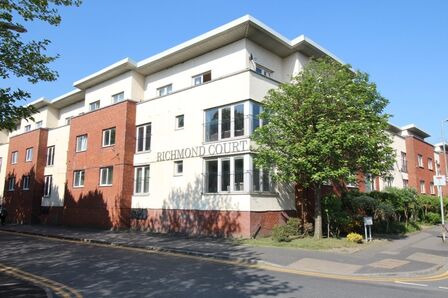 North George Street, 3 bedroom  Flat to rent, £1,200 pcm