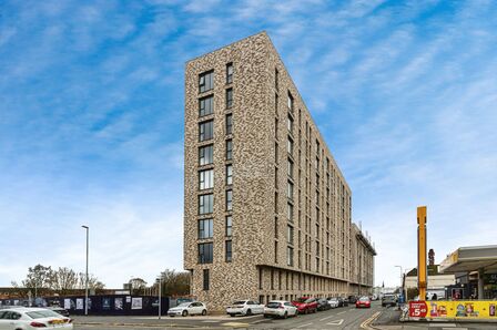 Oldfield Road, 3 bedroom Flat to rent, &pound;1,500 pcm