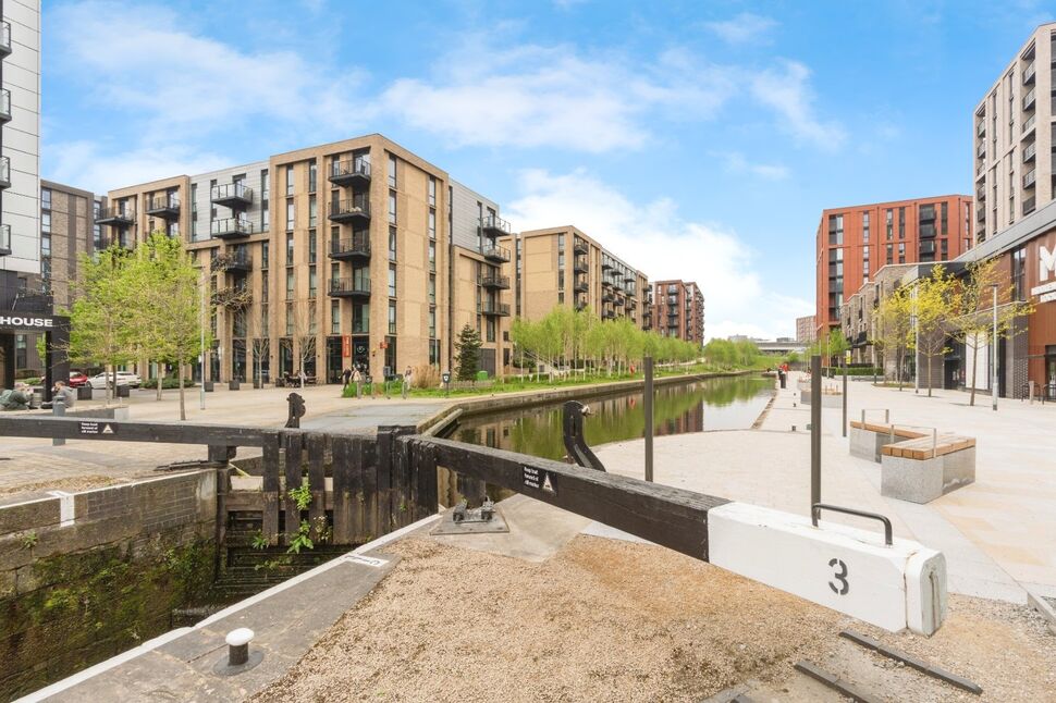 Main image of 2 bedroom Flat for sale, Lockside Lane, Salford, M5