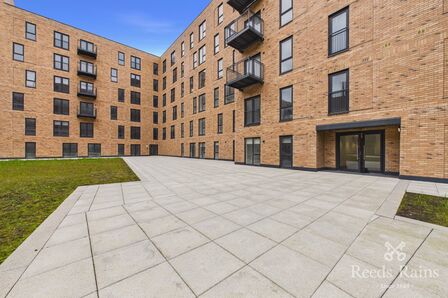 Ordsall Lane, 3 bedroom Flat to rent, &pound;1,400 pcm