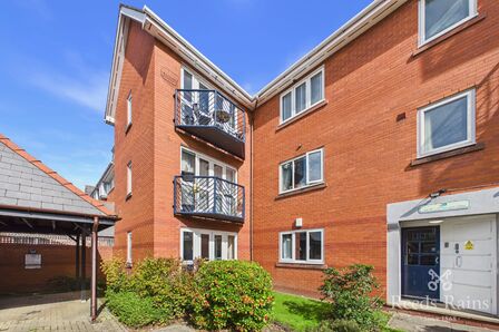 2 bedroom Flat for sale