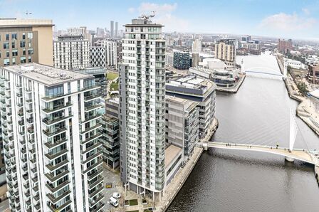 Blue, 1 bedroom Flat to rent, &pound;1,000 pcm