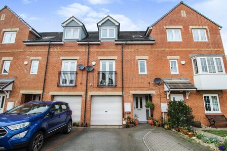Orchard Grove, 4 bedroom Mid Terrace House for sale, £195,000