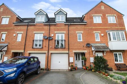 Orchard Grove, 4 bedroom Mid Terrace House for sale, £195,000