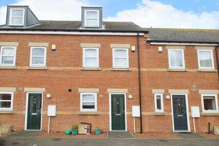 3 bedroom Mid Terrace House for sale