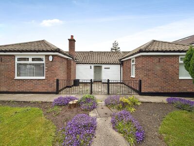 East Street, 2 bedroom Detached Bungalow for sale, &pound;240,000