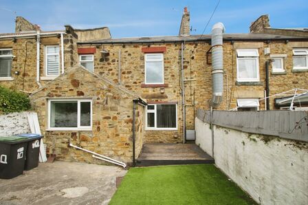 North Road, 3 bedroom Mid Terrace House to rent, &pound;750 pcm