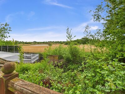 3 bedroom Mid Terrace House for sale