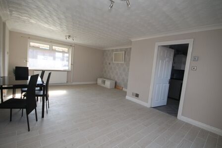 Cleatlam Close, 4 bedroom Mid Terrace House to rent, £850 pcm