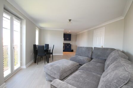 Hillbrook Crescent, 2 bedroom  Flat to rent, £725 pcm
