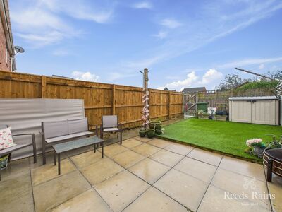 2 bedroom Mid Terrace House for sale