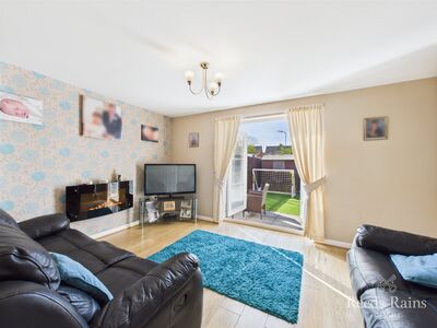 3 bedroom Mid Terrace House for sale