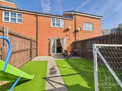 3 bedroom Mid Terrace House for sale