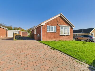 Martham Close, 2 bedroom Detached Bungalow for sale, £220,000