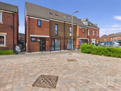 4 bedroom Semi Detached House for sale