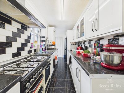 3 bedroom Mid Terrace House for sale