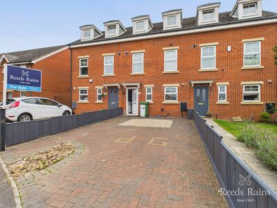 3 bedroom Mid Terrace House for sale