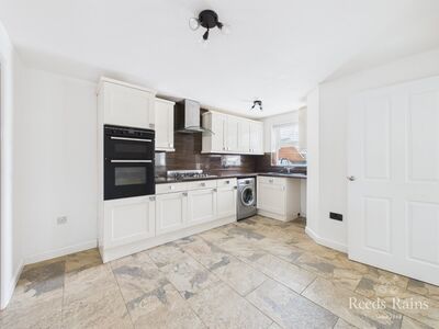 3 bedroom Mid Terrace House for sale