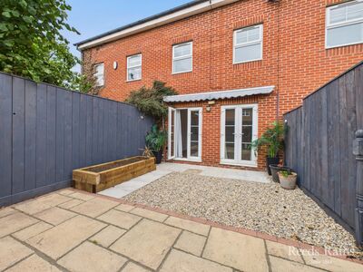 3 bedroom Mid Terrace House for sale