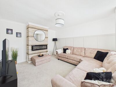 3 bedroom Mid Terrace House for sale