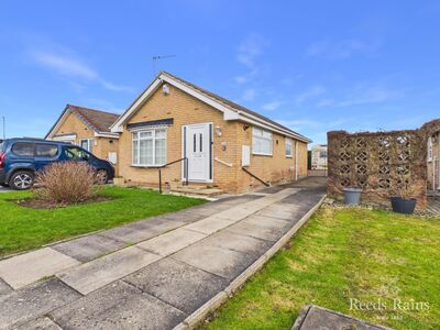 Benwell Close, 2 bedroom Detached Bungalow for sale, &pound;200,000
