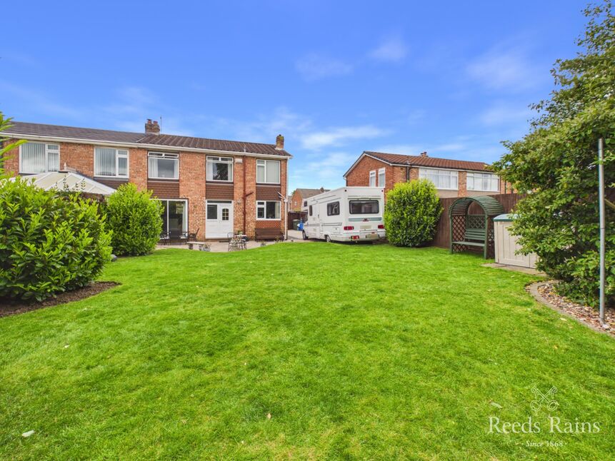 4 bedroom Semi Detached House for sale