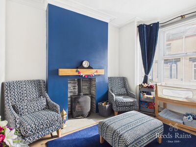 3 bedroom Mid Terrace House for sale