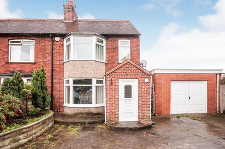 Oakwood Avenue, 2 bedroom End Terrace House to rent, &pound;925 pcm