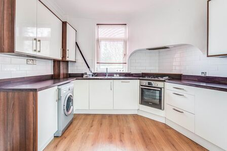 Wrenthorpe Lane, 2 bedroom End Terrace House to rent, £850 pcm