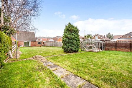 Cliff Drive, 3 bedroom Semi Detached Bungalow to rent, £1,100 pcm