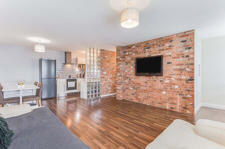 Oak Tree Court, 2 bedroom Flat to rent, &pound;750 pcm