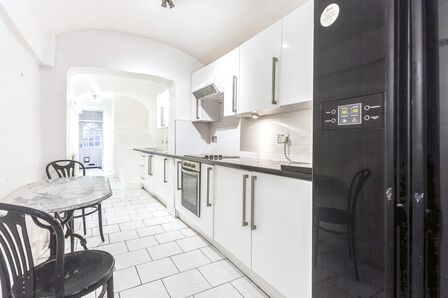 St. Johns Square, 2 bedroom  Flat to rent, £975 pcm